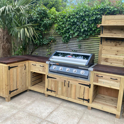 Outdoor Kitchen with BBQ Outdoor Kitchen with BBQ